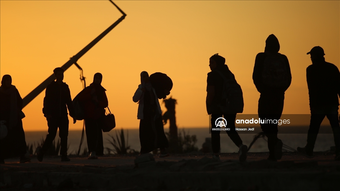 İsrail saldırıları nedeniyle.yerinden edilen Filistinlilerin Gazze'nin kuzeyine dönüşü sürüyor