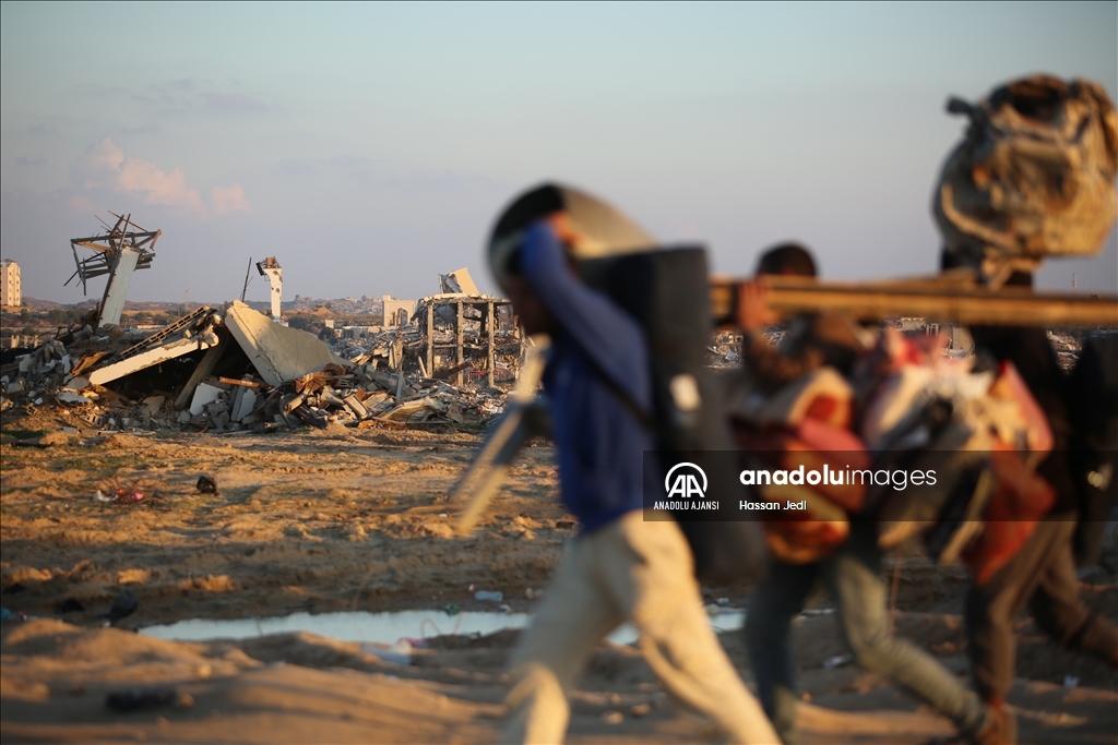 İsrail saldırıları nedeniyle.yerinden edilen Filistinlilerin Gazze'nin kuzeyine dönüşü sürüyor