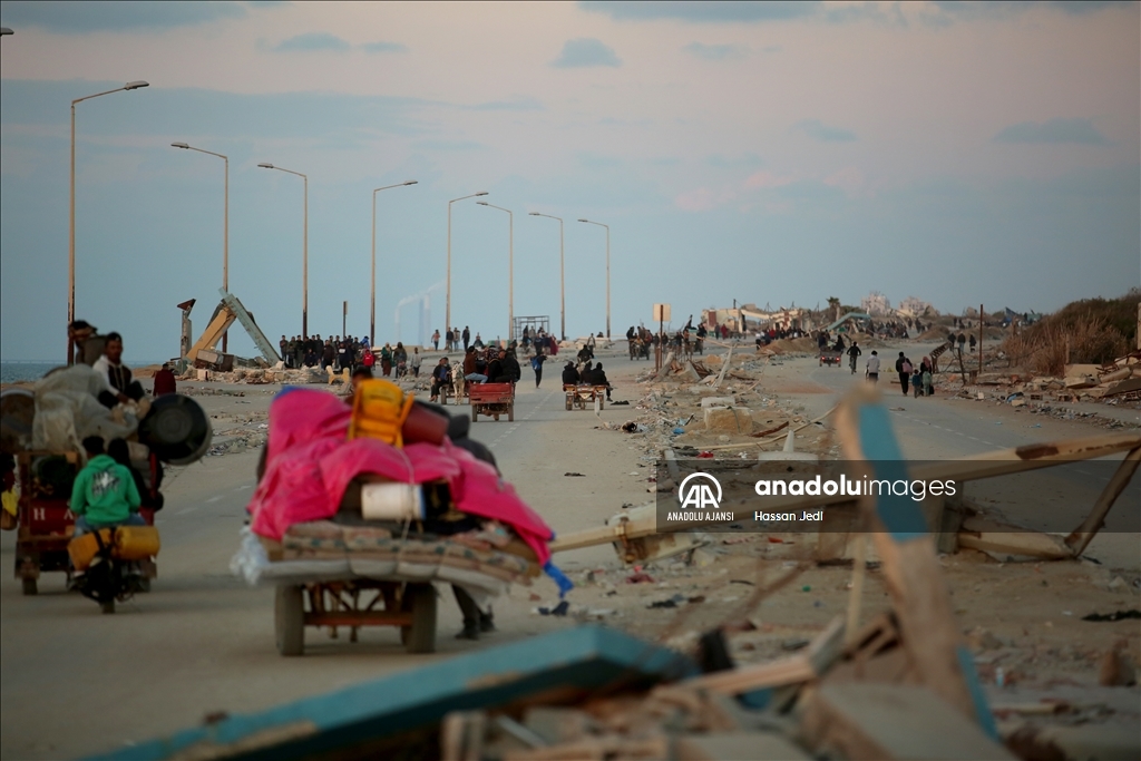 İsrail saldırıları nedeniyle.yerinden edilen Filistinlilerin Gazze'nin kuzeyine dönüşü sürüyor