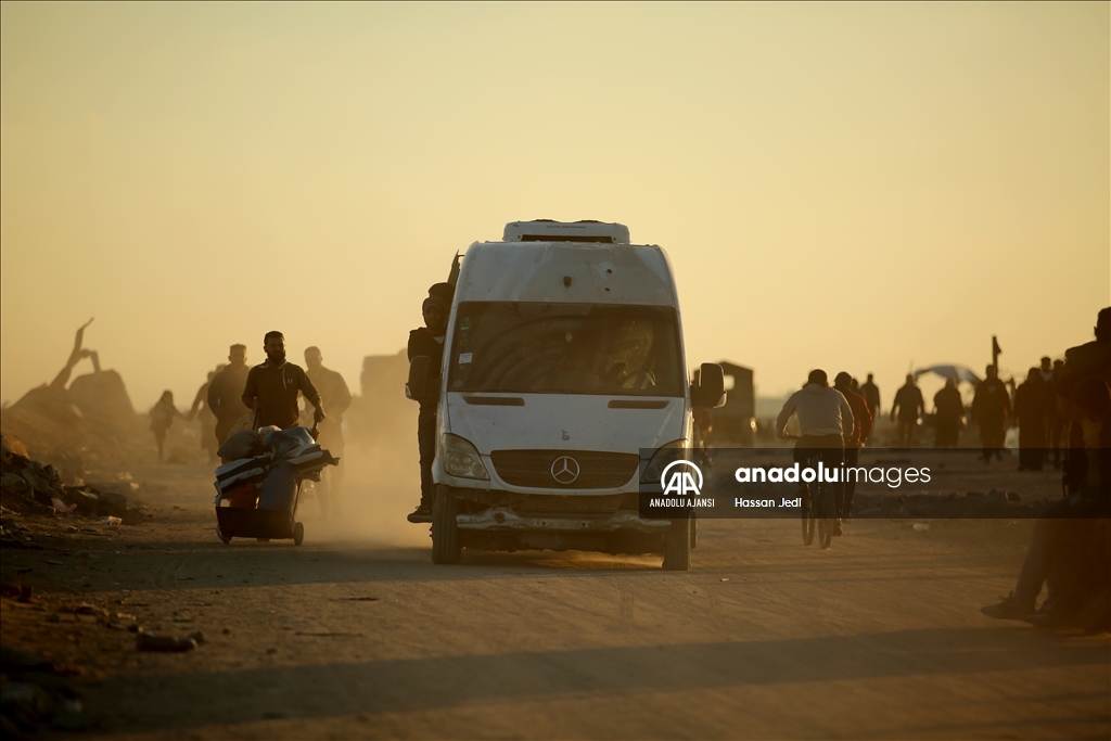 İsrail saldırıları nedeniyle.yerinden edilen Filistinlilerin Gazze'nin kuzeyine dönüşü sürüyor