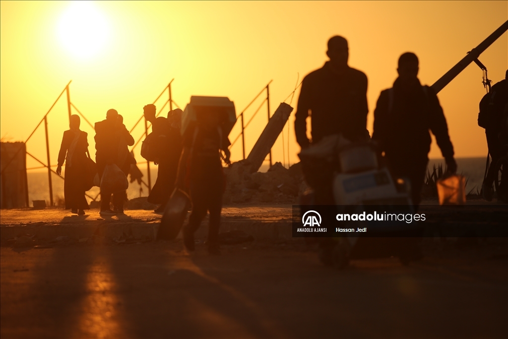 İsrail saldırıları nedeniyle.yerinden edilen Filistinlilerin Gazze'nin kuzeyine dönüşü sürüyor