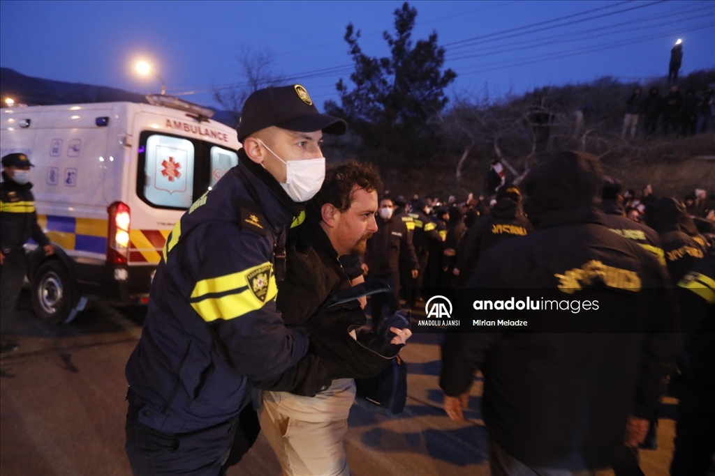 Gürcistan'daki AB yanlısı gösterilerde bazı protestocular gözaltına alındı