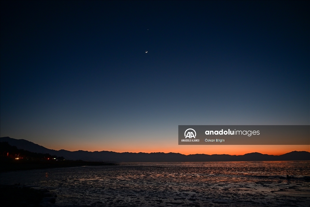 Van Gölü'nün yüzeyi buz parçacıklarıyla kaplandı