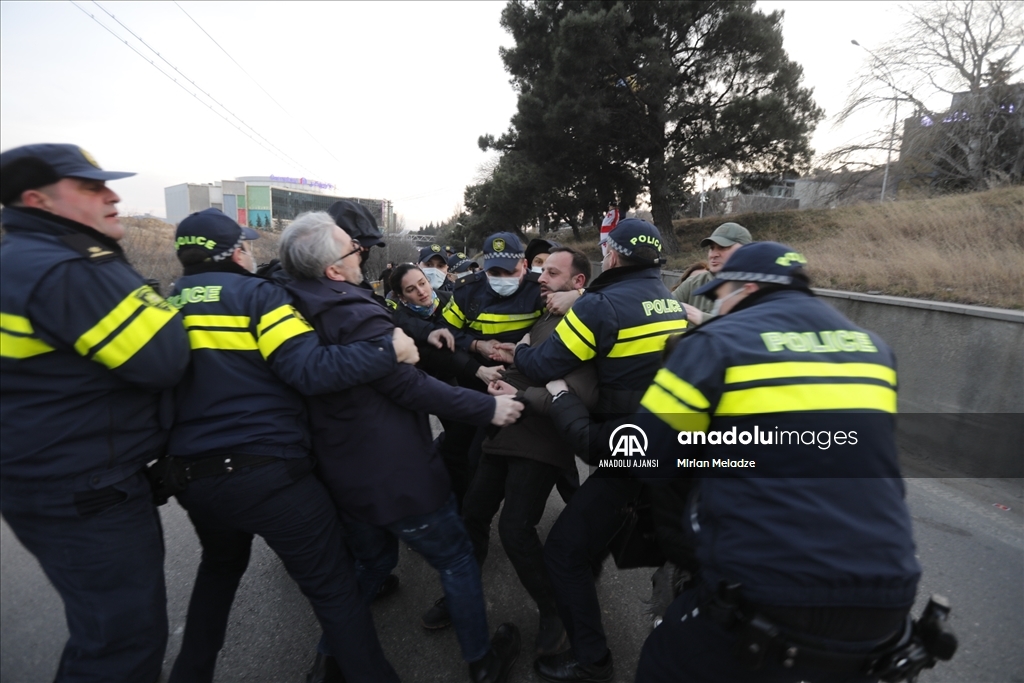 Gürcistan'daki AB yanlısı gösterilerde bazı protestocular gözaltına alındı