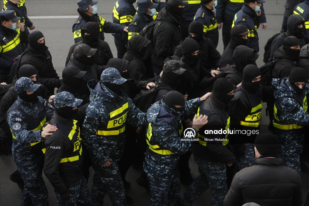 Gürcistan'daki AB yanlısı gösterilerde bazı protestocular gözaltına alındı