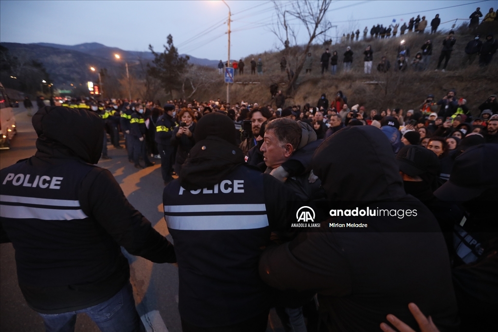Gürcistan'daki AB yanlısı gösterilerde bazı protestocular gözaltına alındı