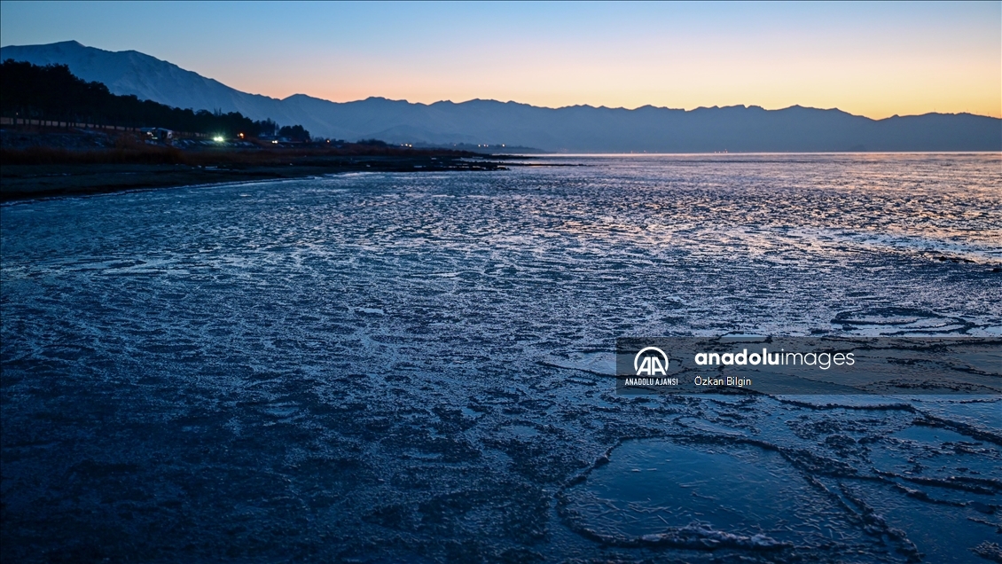 Van Gölü'nün yüzeyi buz parçacıklarıyla kaplandı