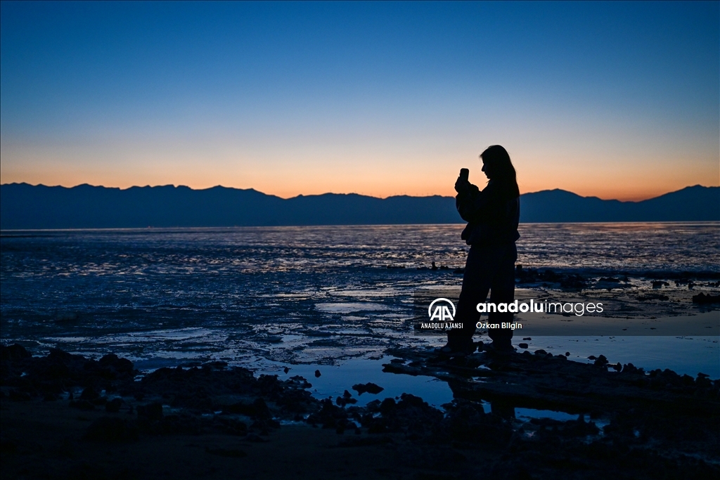 Van Gölü'nün yüzeyi buz parçacıklarıyla kaplandı