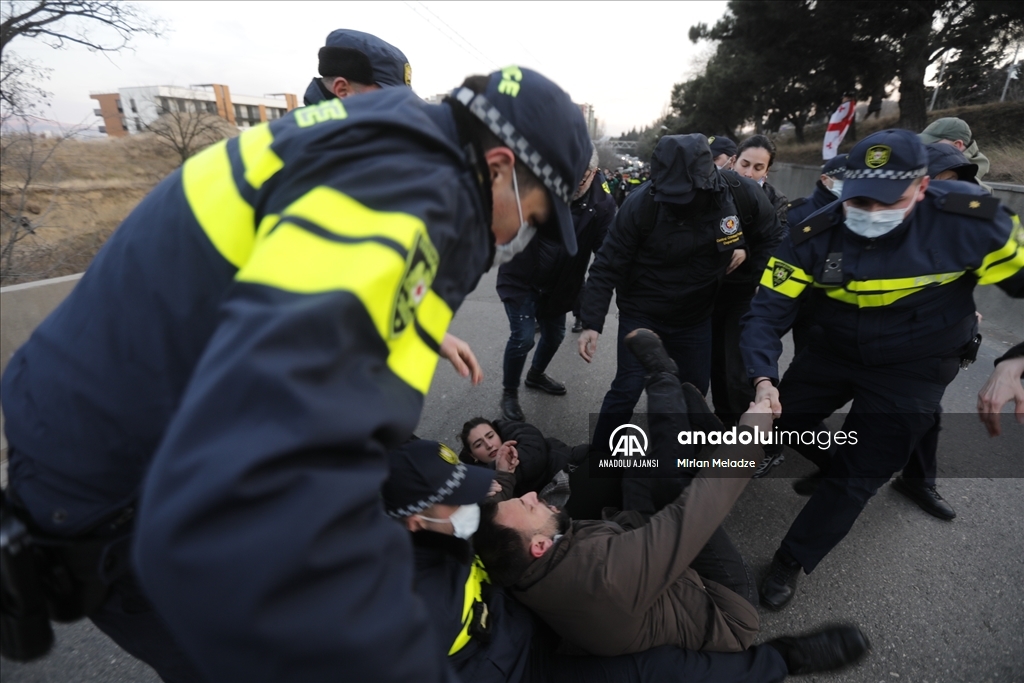 Gürcistan'daki AB yanlısı gösterilerde bazı protestocular gözaltına alındı