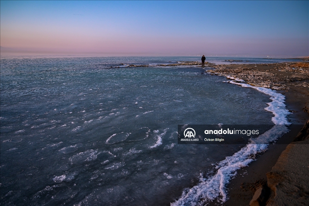 Van Gölü'nün yüzeyi buz parçacıklarıyla kaplandı