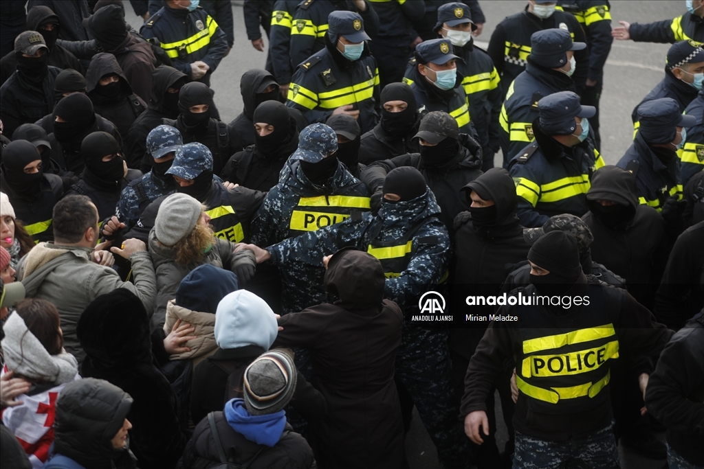 Gürcistan'daki AB yanlısı gösterilerde bazı protestocular gözaltına alındı