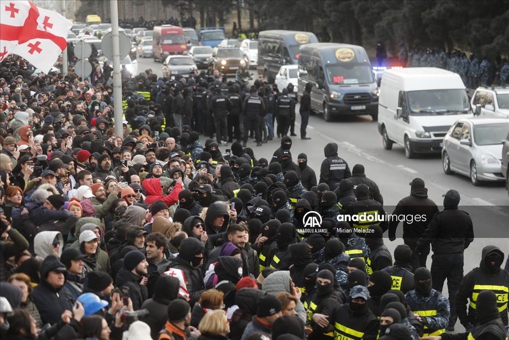 Gürcistan'daki AB yanlısı gösterilerde bazı protestocular gözaltına alındı