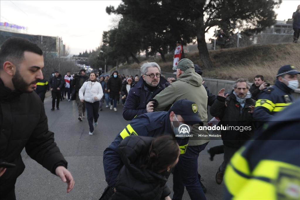 Gürcistan'daki AB yanlısı gösterilerde bazı protestocular gözaltına alındı