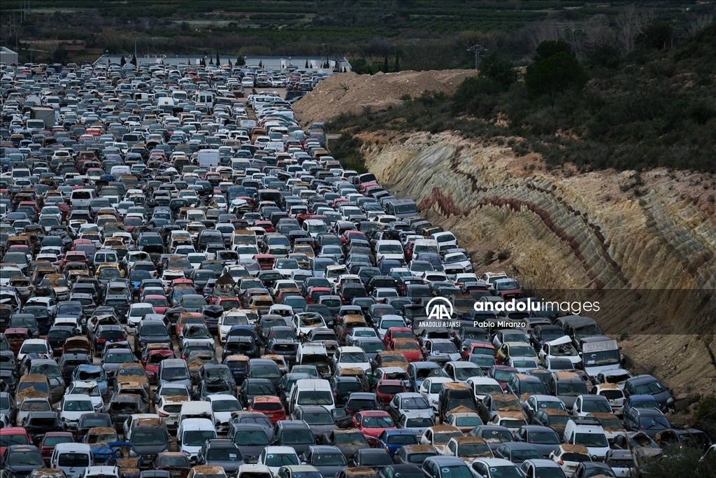 İspanya'daki sel felaketinde 120 binden fazla araç kullanılamaz hale geldi