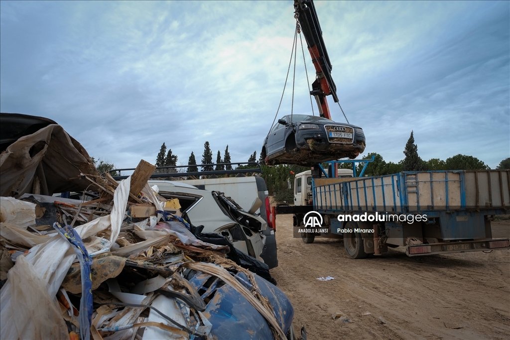 İspanya'daki sel felaketinde 120 binden fazla araç kullanılamaz hale geldi