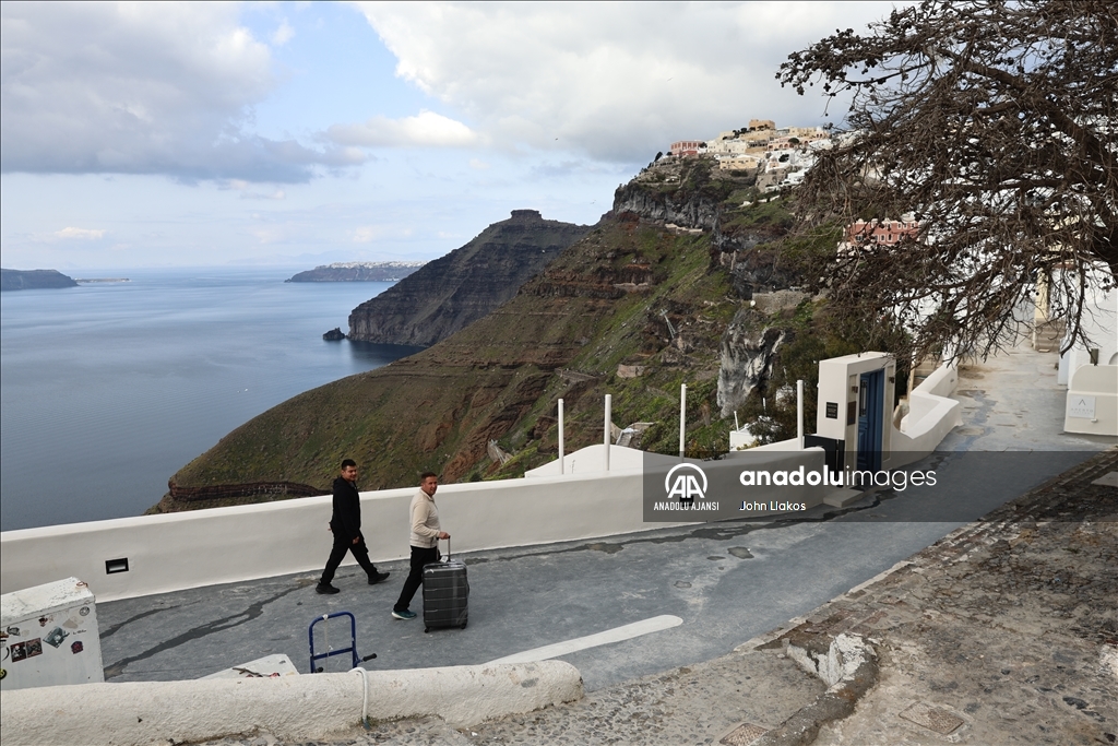 Ege'deki sismik hareketlilik nedeniyle yaklaşık 9 bin kişi Santorini Adası'nı terk etti 