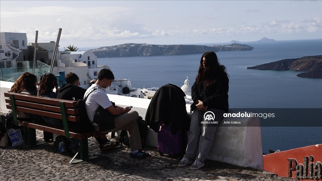 Ege'deki sismik hareketlilik nedeniyle yaklaşık 9 bin kişi Santorini Adası'nı terk etti