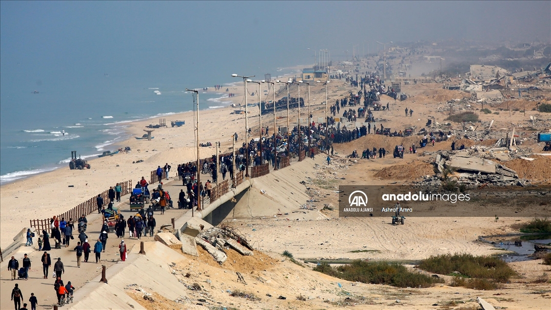 Gazze'de yerinden edilen Filistinlilerin güneyden kuzeydeki topraklarına dönüşü devam ediyor