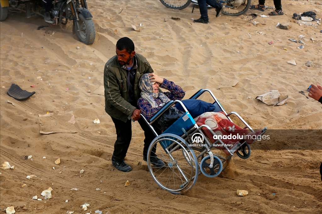 Gazze'de yerinden edilen Filistinlilerin güneyden kuzeydeki topraklarına dönüşü devam ediyor
