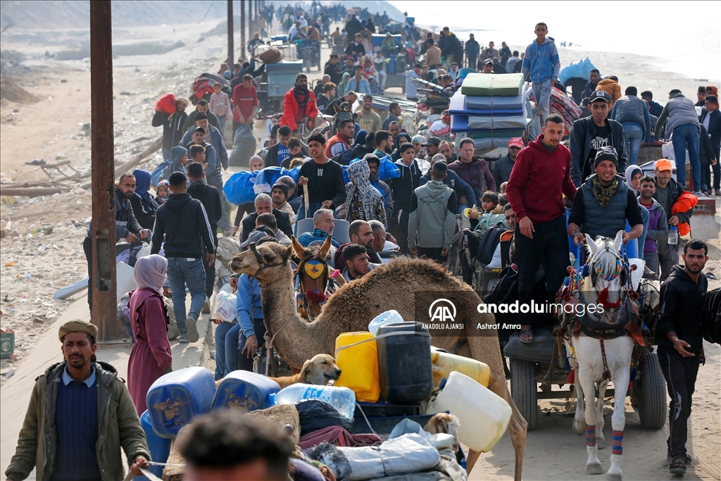 Gazze'de yerinden edilen Filistinlilerin güneyden kuzeydeki topraklarına dönüşü devam ediyor