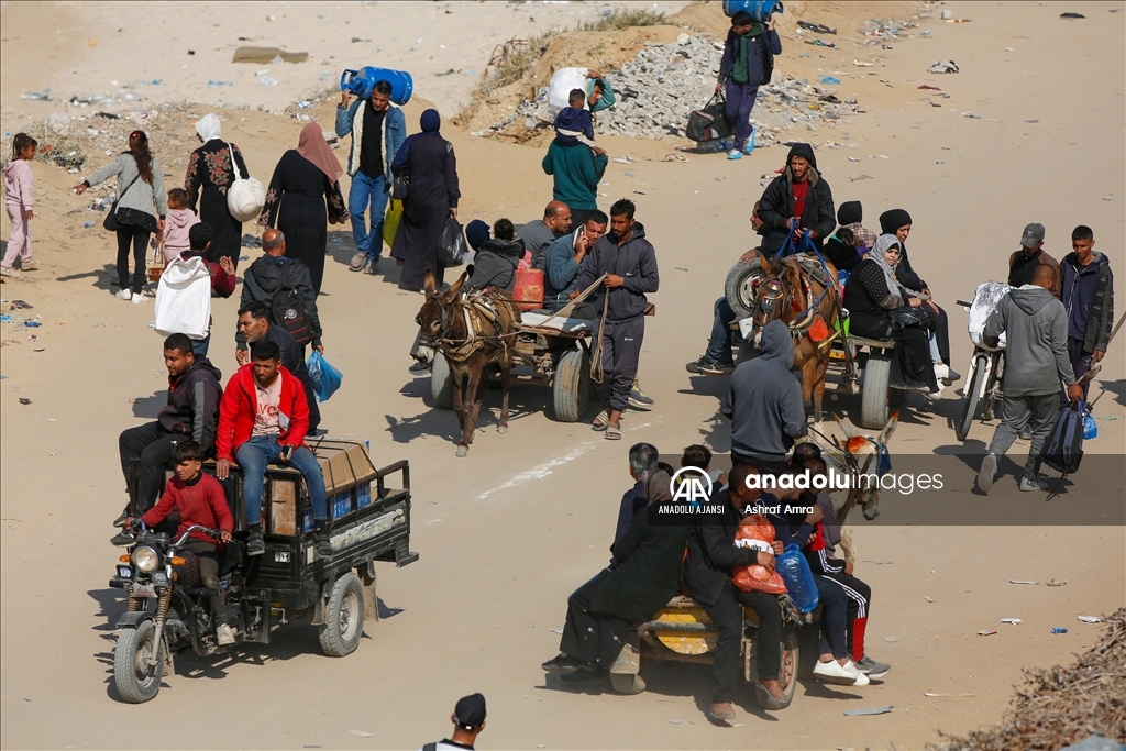 Gazze'de yerinden edilen Filistinlilerin güneyden kuzeydeki topraklarına dönüşü devam ediyor