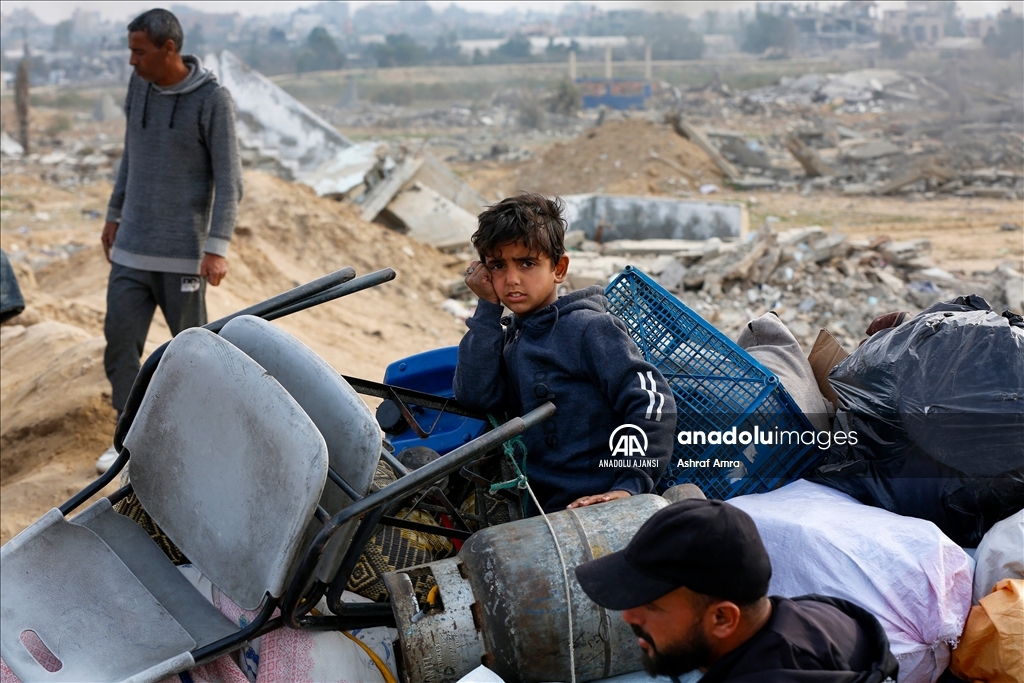 Gazze'de yerinden edilen Filistinlilerin güneyden kuzeydeki topraklarına dönüşü devam ediyor