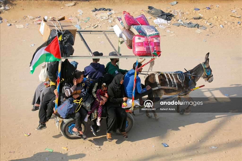 Gazze'de yerinden edilen Filistinlilerin güneyden kuzeydeki topraklarına dönüşü devam ediyor