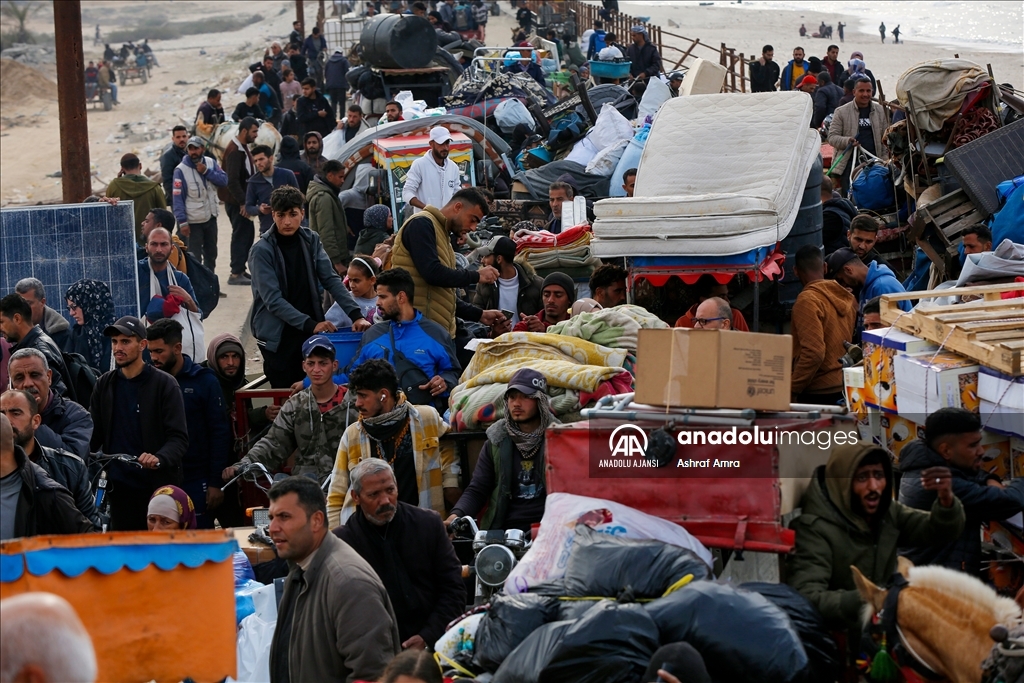 Gazze'de yerinden edilen Filistinlilerin güneyden kuzeydeki topraklarına dönüşü devam ediyor