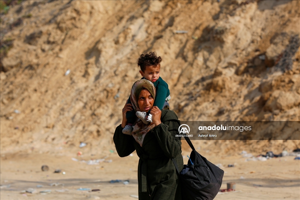 Gazze'de yerinden edilen Filistinlilerin güneyden kuzeydeki topraklarına dönüşü devam ediyor