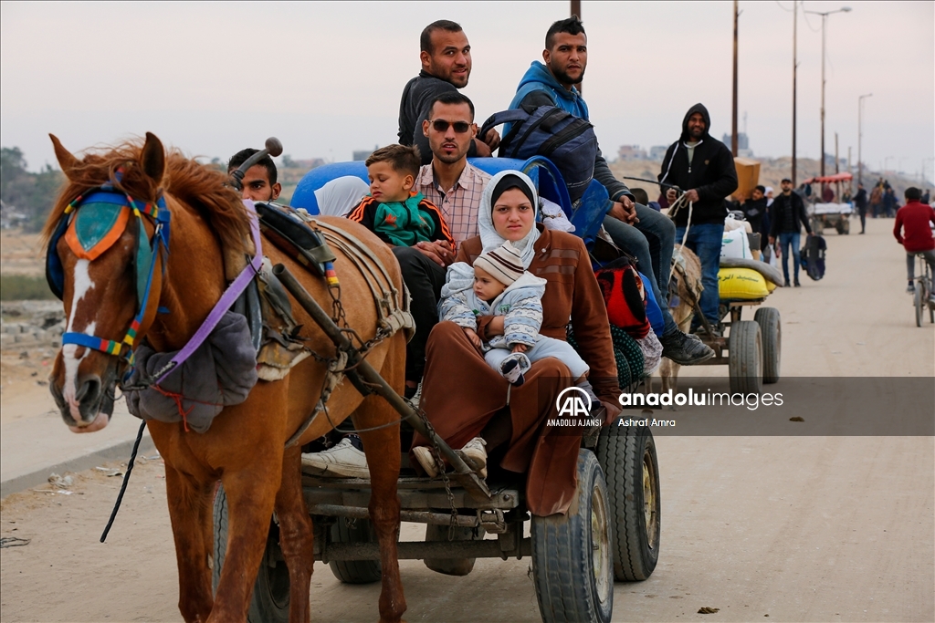 Gazze'de yerinden edilen Filistinlilerin güneyden kuzeydeki topraklarına dönüşü devam ediyor