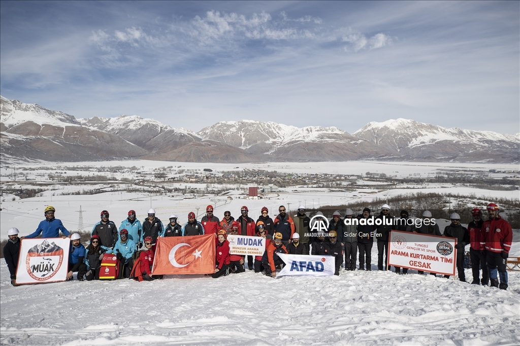 AFAD Tunceli'nin karlı dağlarında çığda hayat kurtaracak gönüllüler yetiştiriyor