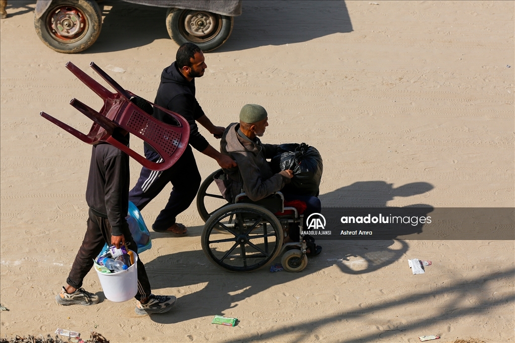 Gazze'de yerinden edilen Filistinlilerin güneyden kuzeydeki topraklarına dönüşü devam ediyor