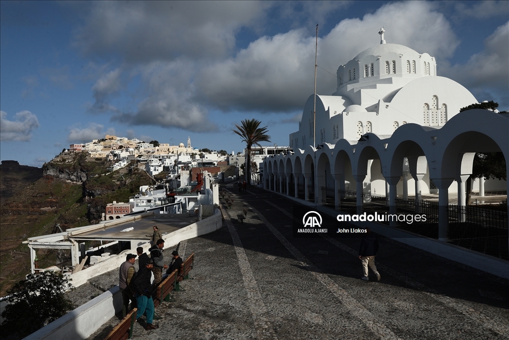 Ege'deki sismik hareketlilik nedeniyle yaklaşık 9 bin kişi Santorini Adası'nı terk etti