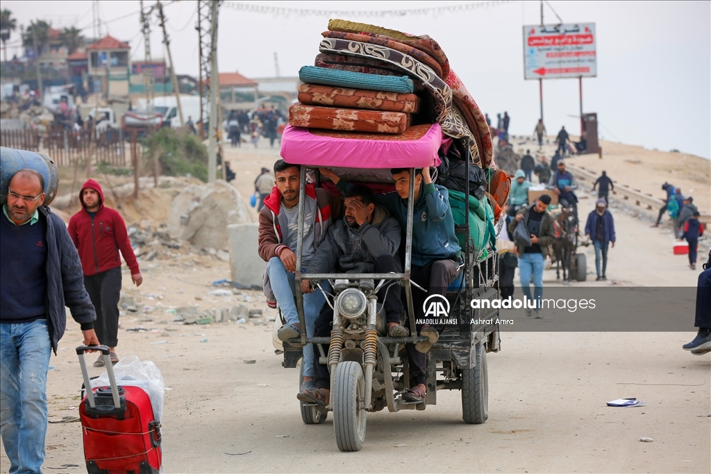 Gazze'de yerinden edilen Filistinlilerin güneyden kuzeydeki topraklarına dönüşü devam ediyor