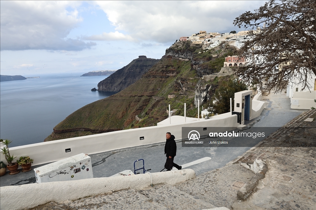 Ege'deki sismik hareketlilik nedeniyle yaklaşık 9 bin kişi Santorini Adası'nı terk etti 