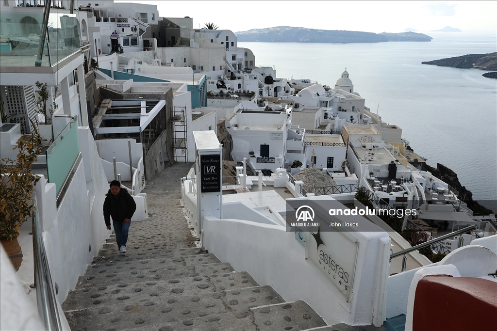 Ege'deki sismik hareketlilik nedeniyle yaklaşık 9 bin kişi Santorini Adası'nı terk etti