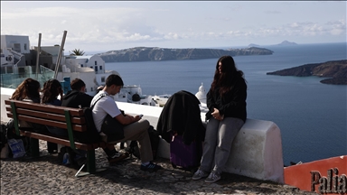 Ege'deki sismik hareketlilik nedeniyle yaklaşık 9 bin kişi Santorini Adası'nı terk etti