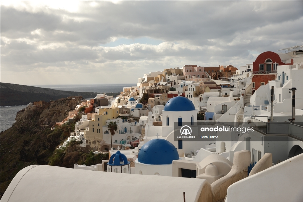Ege'deki sismik hareketlilik nedeniyle yaklaşık 9 bin kişi Santorini Adası'nı terk etti