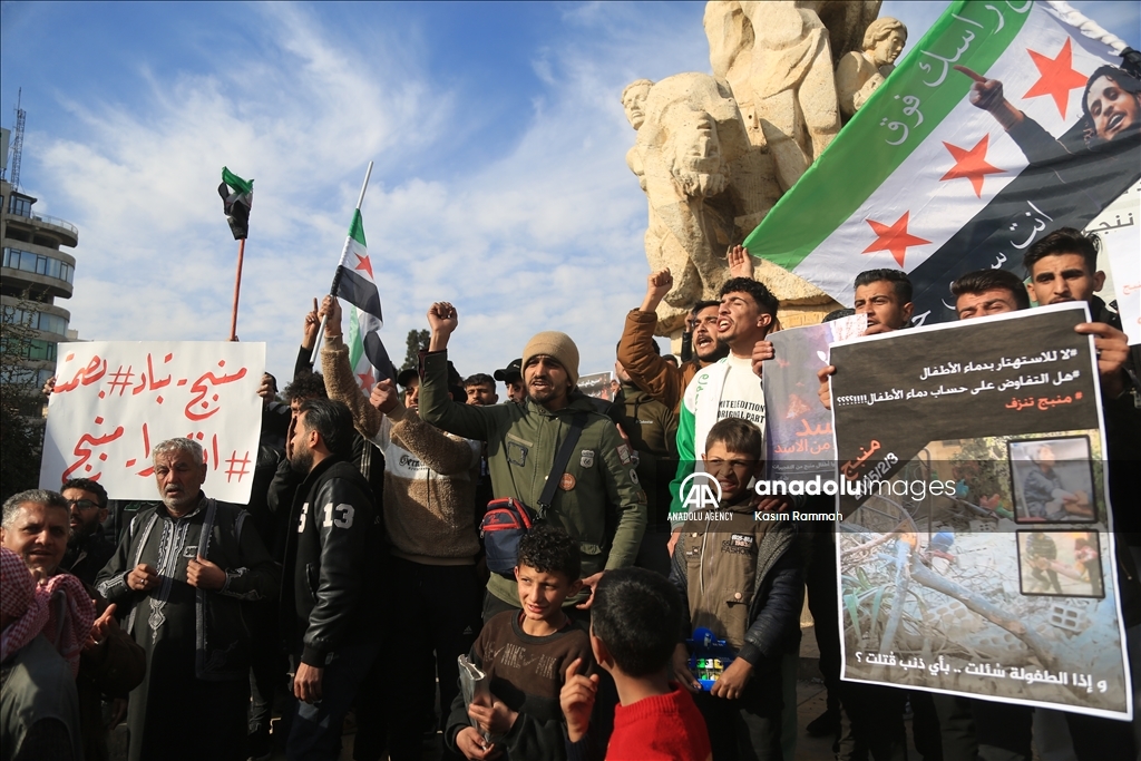 В Алеппо прошли акции протеста из-за провокации со стороны террористов РКК/YPG в районе Мюнбич