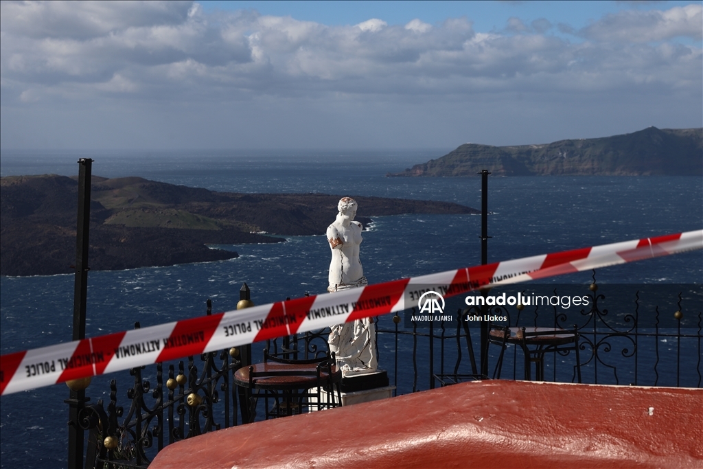 Ege'deki sismik hareketlilik nedeniyle yaklaşık 9 bin kişi Santorini Adası'nı terk etti