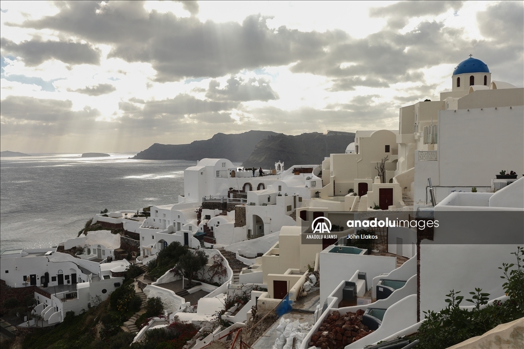 Ege'deki sismik hareketlilik nedeniyle yaklaşık 9 bin kişi Santorini Adası'nı terk etti