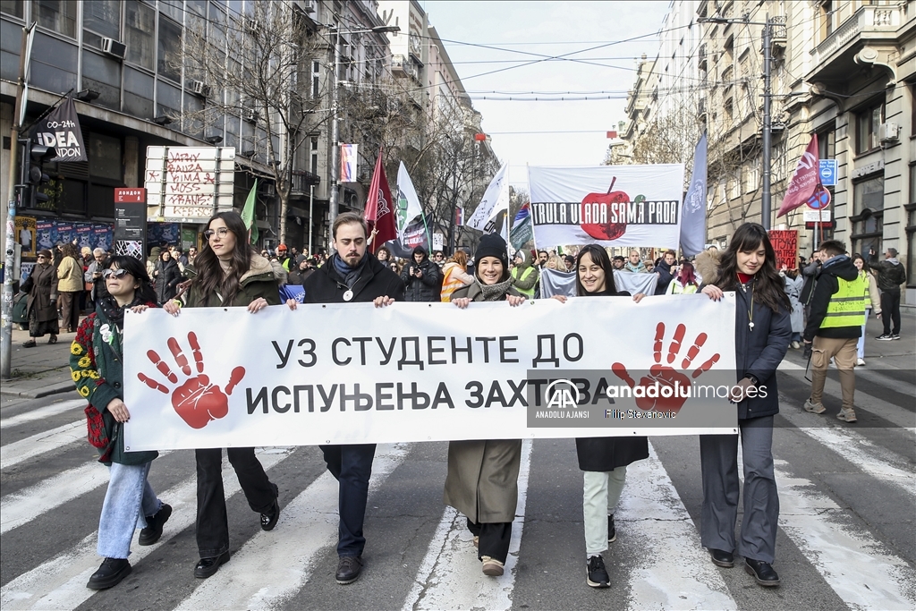 Sırbistan'da eğitim çalışanlarına yönelik baskılara karşı protesto gösterisi düzenlendi
