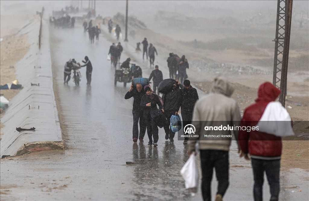 Yerlerinden edilen Filistinlilerin zorlu hava koşullarına rağmen evlerine göçü devam ediyor