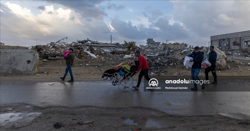 Yerlerinden edilen Filistinlilerin zorlu hava koşullarına rağmen evlerine göçü devam ediyor