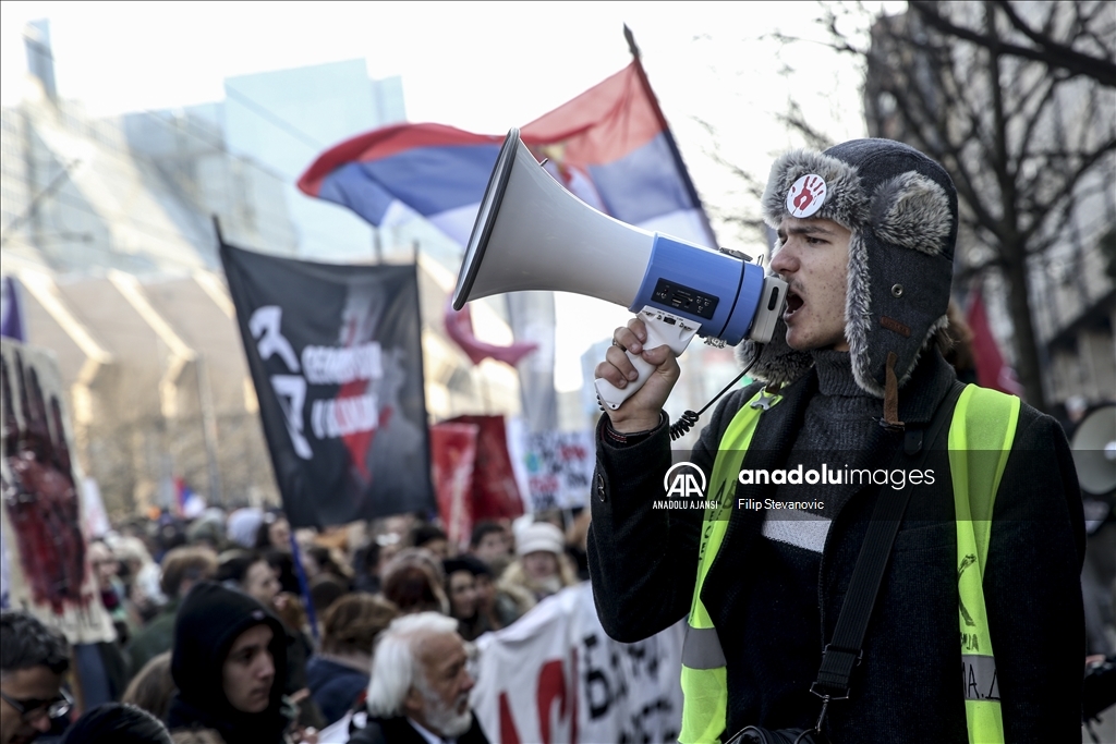 Sırbistan'da eğitim çalışanlarına yönelik baskılara karşı protesto gösterisi düzenlendi