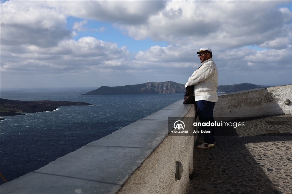 Ege'deki sismik hareketlilik nedeniyle yaklaşık 9 bin kişi Santorini Adası'nı terk etti
