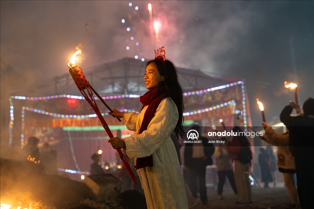 Яркий и самобытный фестиваль Факелов, который проводят жители Китая, принадлежащие к этническому меньшинству Yi (И).