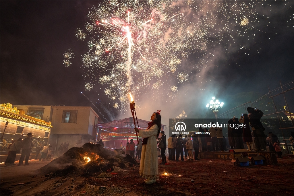 Яркий и самобытный фестиваль Факелов, который проводят жители Китая, принадлежащие к этническому меньшинству Yi (И).