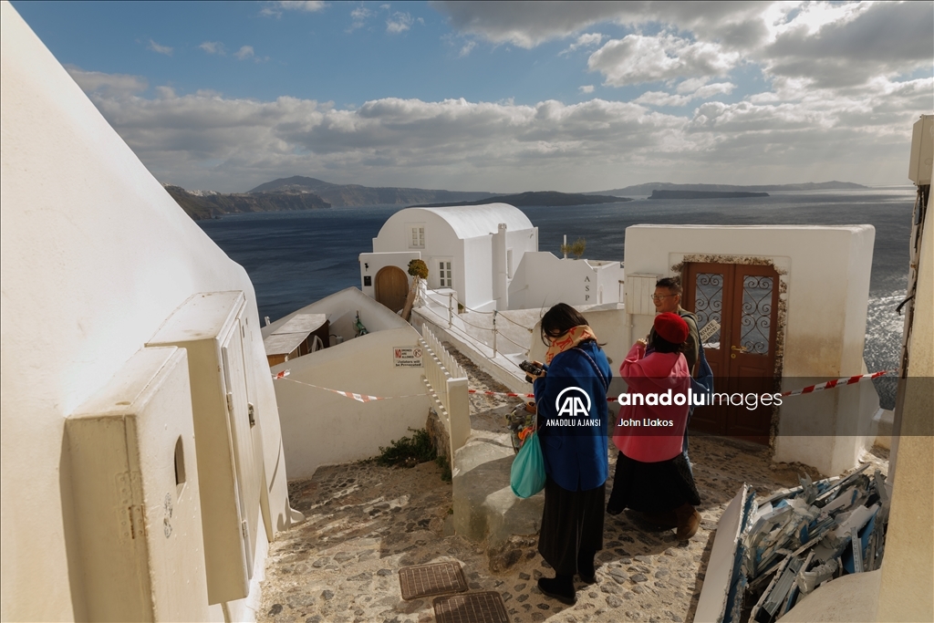 Ege'deki sismik hareketlilik nedeniyle yaklaşık 9 bin kişi Santorini Adası'nı terk etti