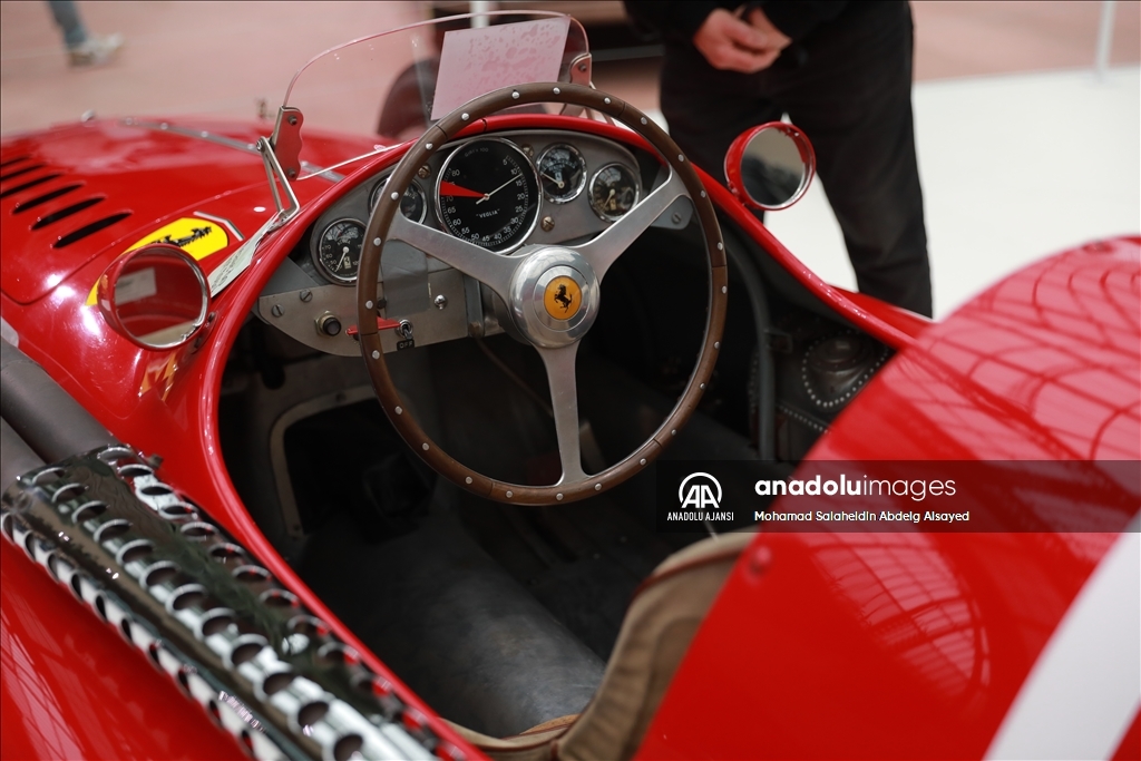 Tarihi "Bonhams Cars", Paris'teki Grand Palais müzesinde müzayede öncesi sergileniyor